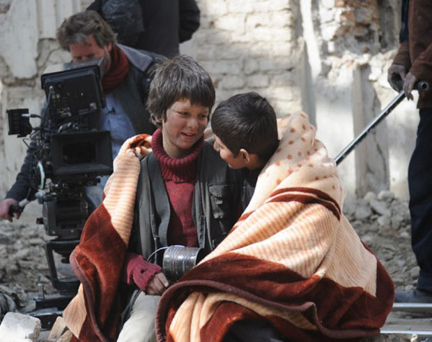 Джавандмард Паиз (слева) и Фавад Мохаммади, который снимался в одной из ролей в фильме «Игроки бузкаши», играют сцену из номинированного на «Оскар» фильма во время съемок в Кабуле в 2011 году. [Дэвид Гилл]
